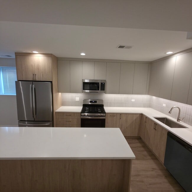 Building Photo - 2741 W Belmont Ave