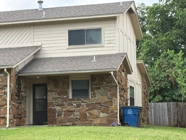 Building Photo - 3 Bedroom Duplex: One bed Downstairs, 2 large bedrooms upstairs