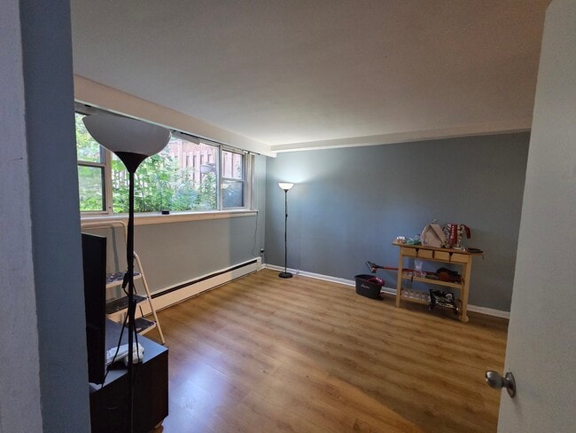 Building Photo - 14 Denbigh Cres Unit 1