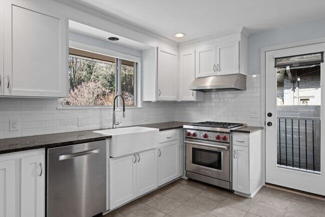 Photo - Elegant and Spacious Air-Conditioned Lincoln Park Rambler