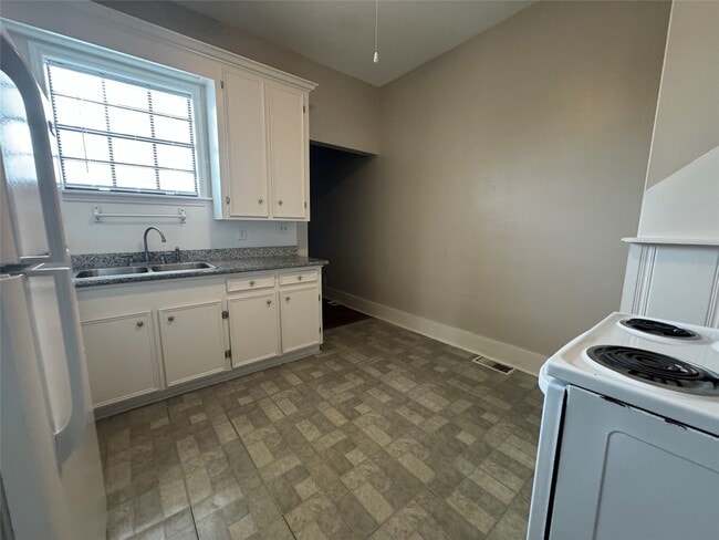 Building Photo - 807 8th St