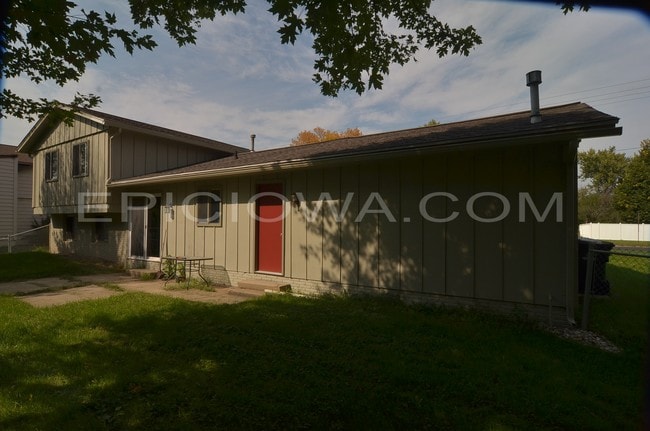 Photo - 321 Boyson Rd NE