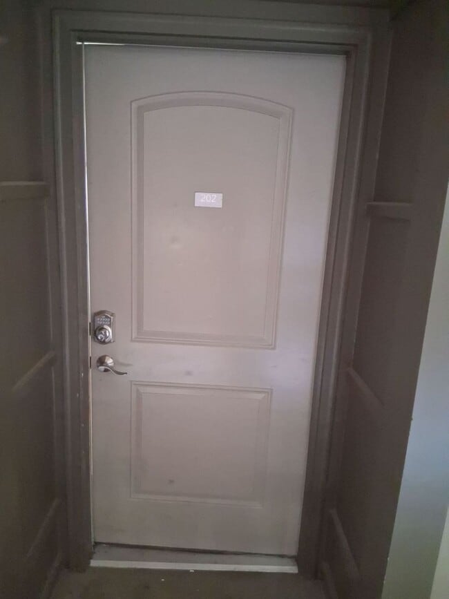 Photo - NEW LISTING at LAKE PLAZA! Available for FALL 2026; rent includes use of one parking space Unidad 202