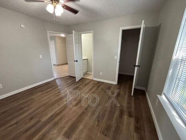 Photo - 3403 SW Victoria Pl Unit Apt 1