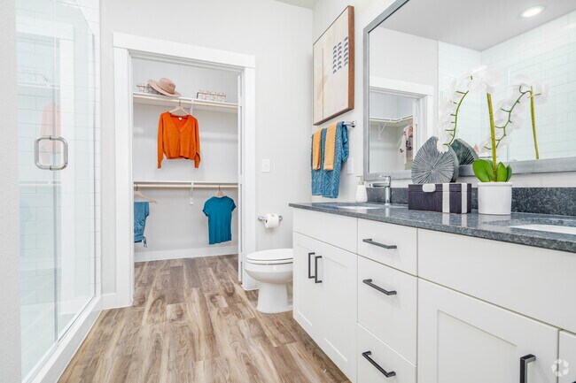 2BR, 2BA - 1079SF Baño 1 - Tin Top Flats at the Creamery