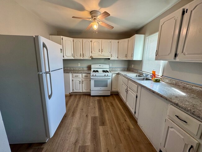 Photo - 1341 W 4th St