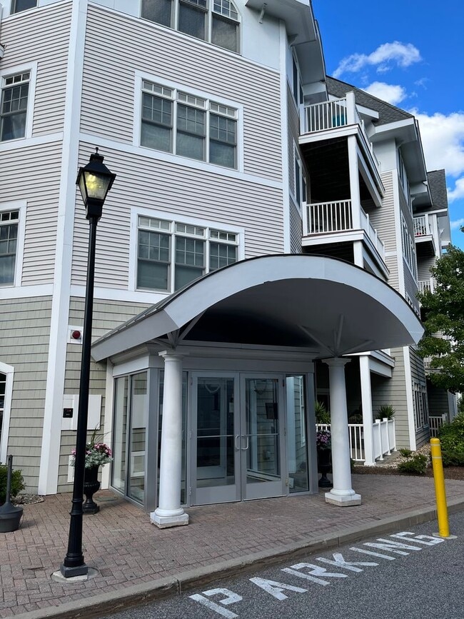 Building Photo - Modern 2 Br 1 Full / 2 half Bath Braintree Condominium