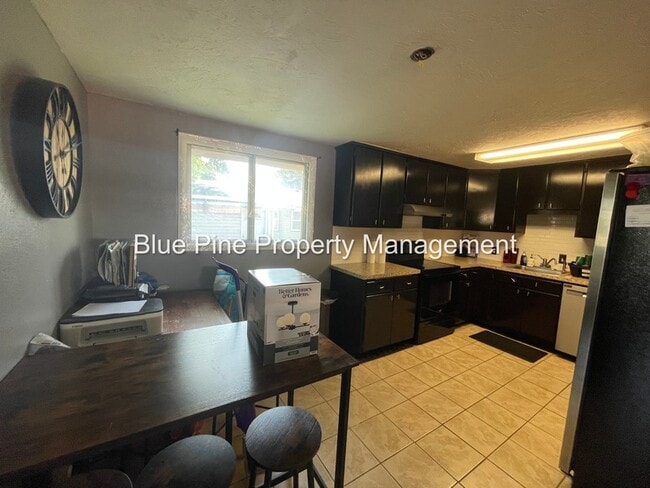 Photo - 960 Royal Pl