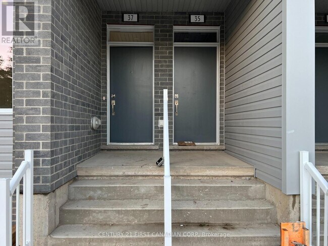 Photo - 990 Deveron Crescent