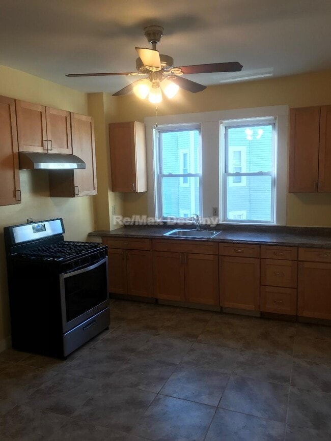 Building Photo - 196 Sherman St Unit #2 Rental