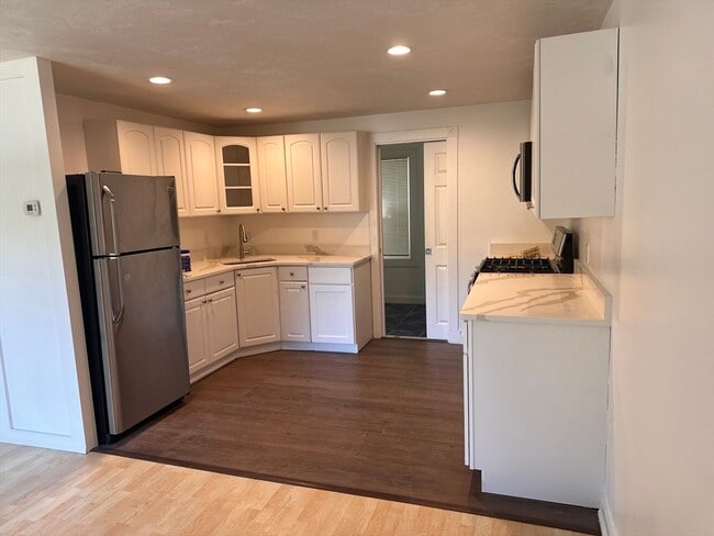 Building Photo - 39 Raymond St Unit R