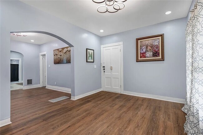 Photo - 405 W Ferry St