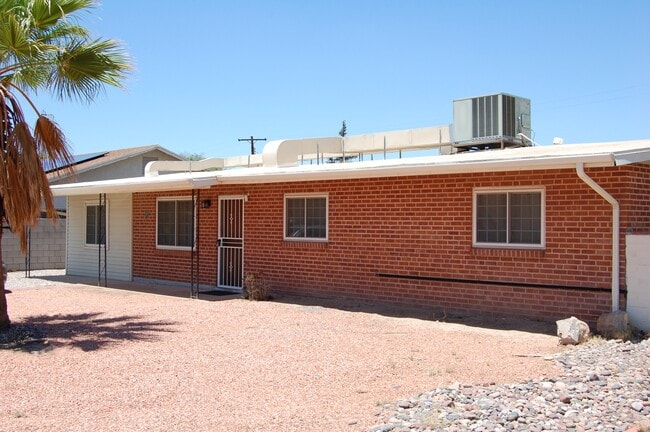 Building Photo - 5843 E 19th St Rental