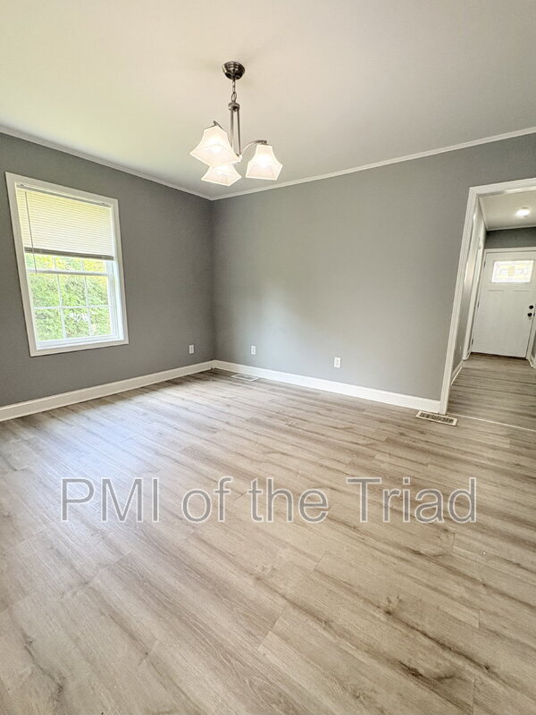 Photo - 2421 Daisy St