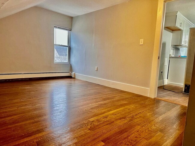 30 Hawthorne St Unit 3 floor