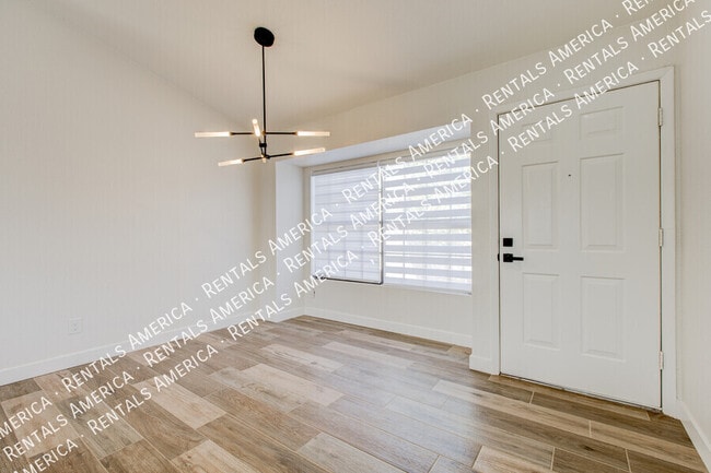 Photo - 819 W Ross Ave