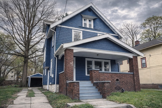 Building Photo - 893 Delia Ave