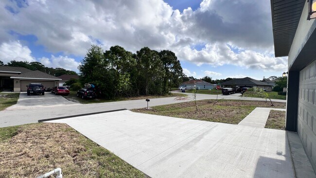 Photo - Stunning BRAND NEW UPGRADED 3 Bedroom / 2 ...