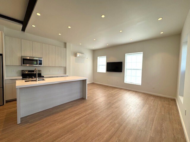 Photo - 784 Farmington Ave