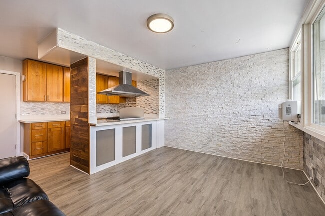 Building Photo - 2 Bed / 1 Bath 1 Parking , Community Pool , Electricity, Water, Sewer & Gas Included, Secured Bui... Unit 303