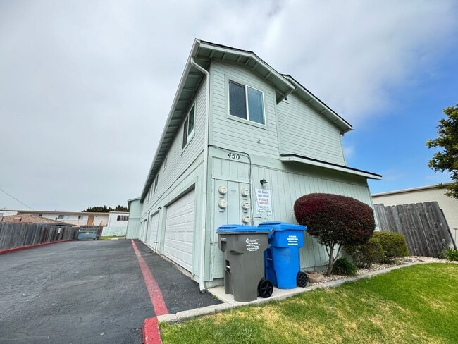 Building Photo - 450 S 14th St Unit 450 B