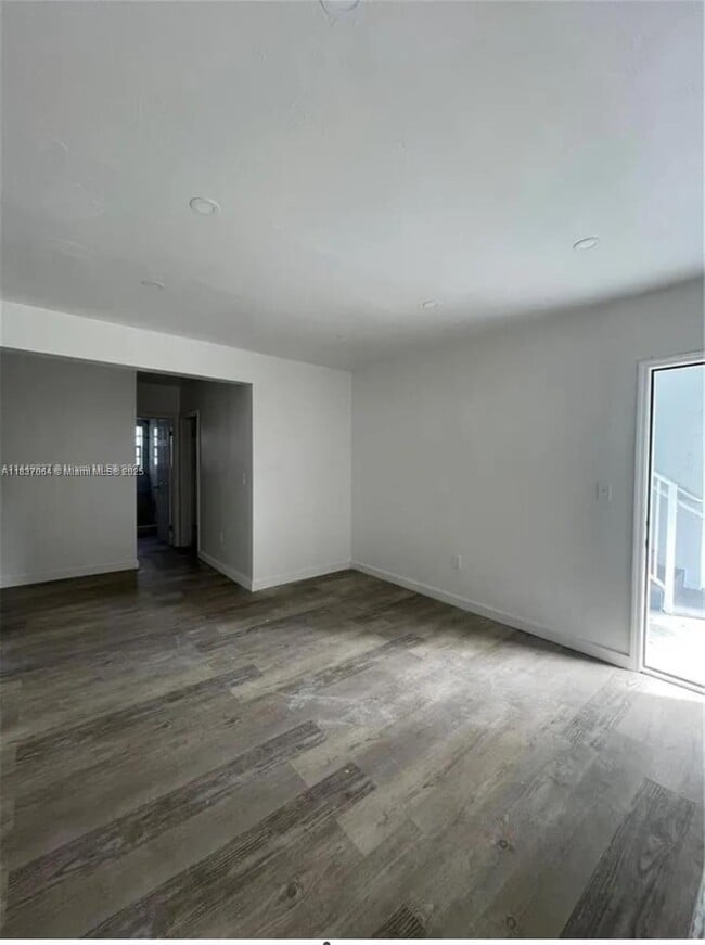 Photo - 7600 Dickens Ave Unidad 3