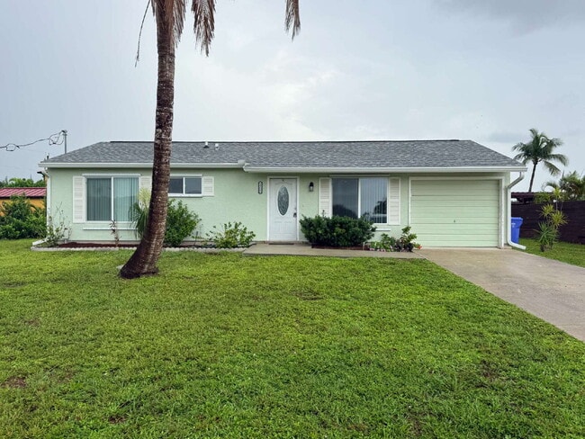 Building Photo - "Charming 2-Bedroom Oasis in South Gulf Cove with Modern Comforts!"