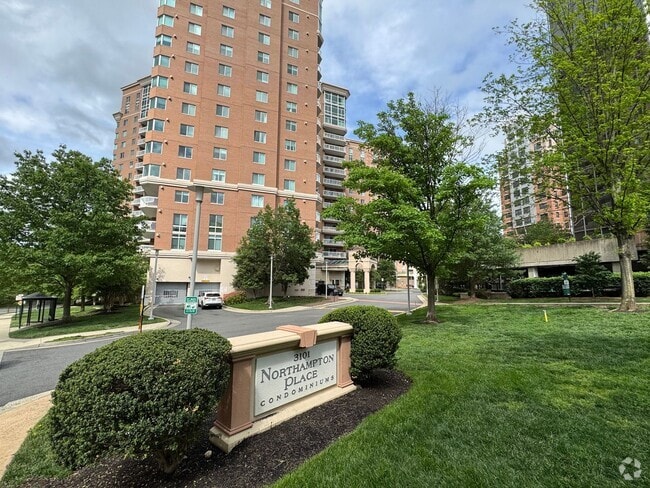 Building Photo - Bright 1 Bed 1 Bath Condo With Sunroom In ...