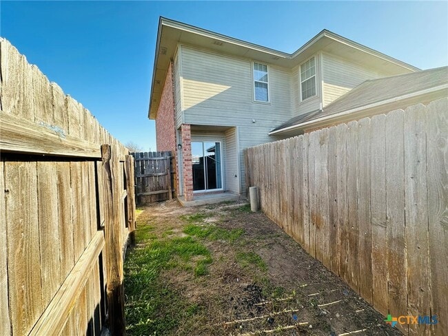 Building Photo - 304 Creek St Unit D