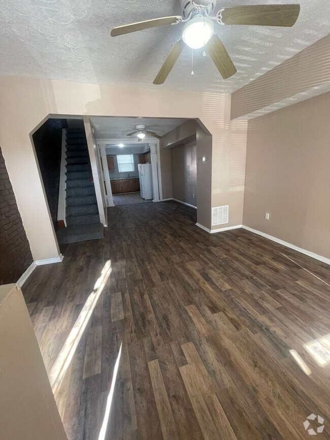 Building Photo - Two Bedrooms W/ Storage Room Upstairs 1 1/... Rental