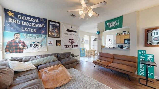 Photo - 2933 McLaren Dr