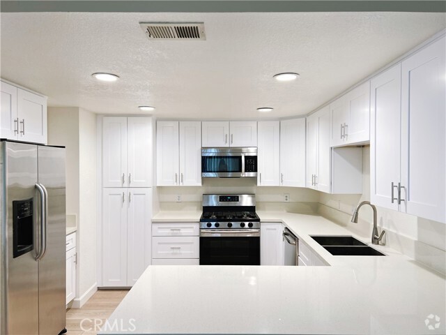 Building Photo - 24232 Sylvan Glen Rd Unit B Rental