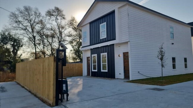 Photo - 5130 Clover St