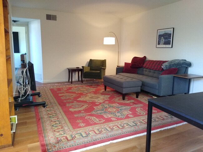 Photo - 520 57th St Apartments Unit 2