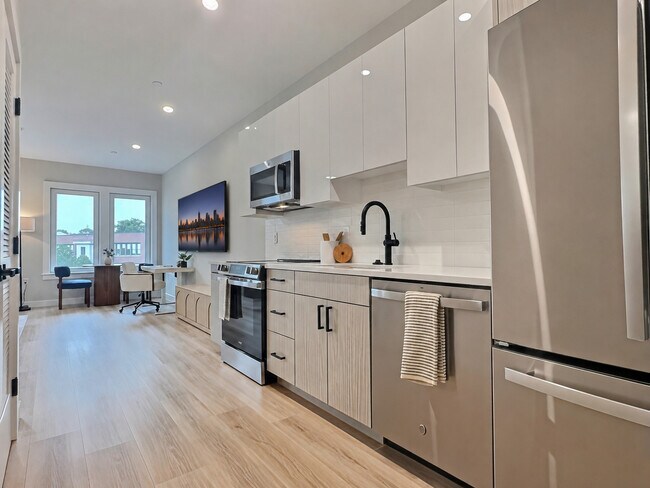 1305 HYDE PARK