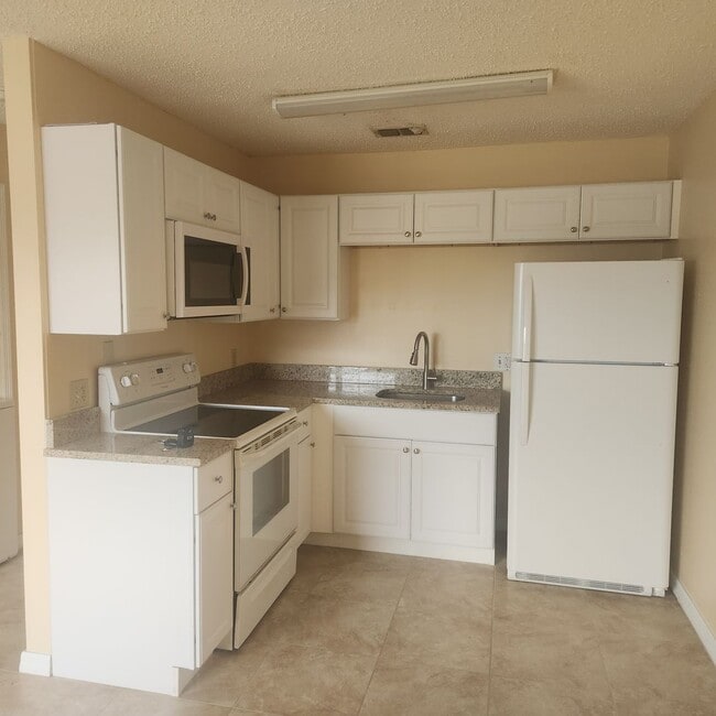 Photo - 1 bedroom 1 bath washer /Dryer included Unit 507