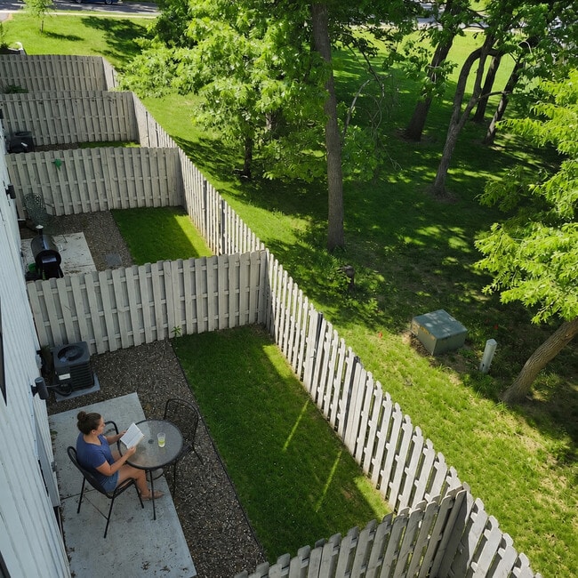 2 bedroom Fenced in back yard! - Theodora Rowhomes