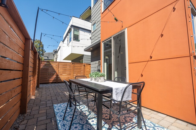 Private 200+sq ft front patio - 424 26th Ave S