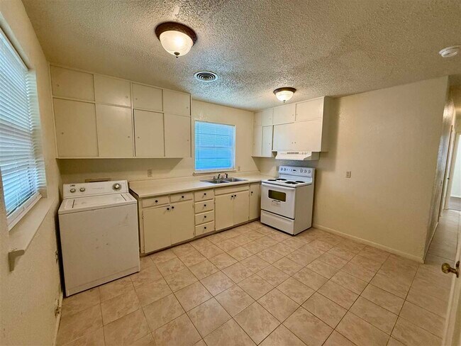 Building Photo - 1635 Sumner Terrace Rental