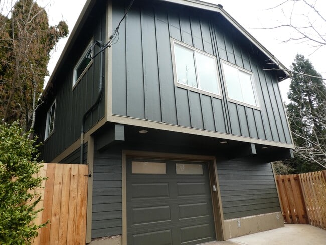 Building Photo - 1400 Dollar St