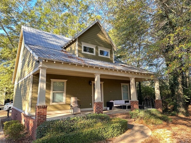 Building Photo - Three Bedroom Near Downtown