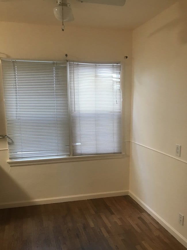 Sala de vestir - 14228 Gilmore St