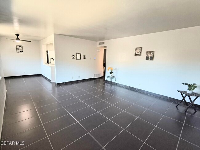 Photo - 333 Eubank Ct Unit 7