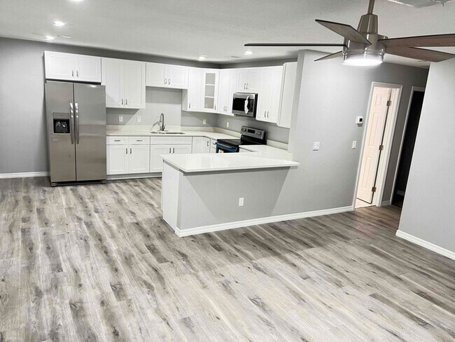 Photo - 111 W Hanlon St