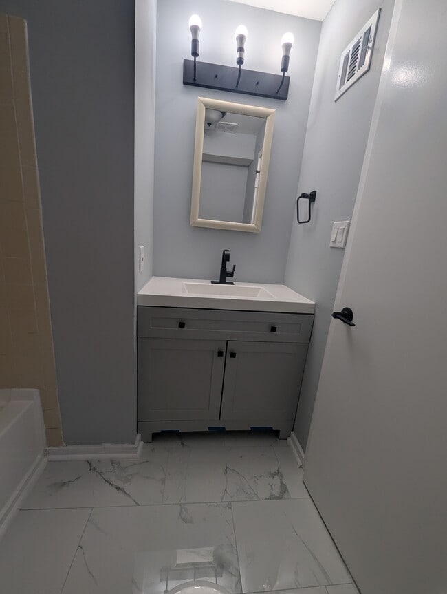 Photo - 3145 Hawthorne Dr NE