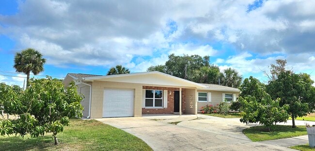 Building Photo - 1380 Floral Ln