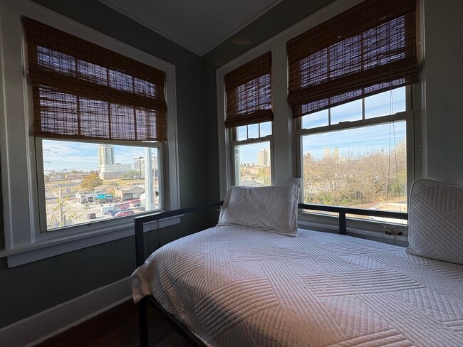 Photo - 134 E 18th St Unidad F - On 3rd Floor