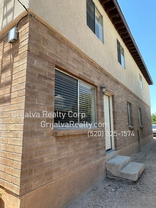 Building Photo - 1014 E 12th St Unit 1020