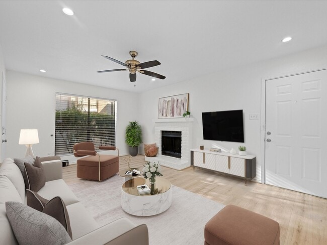 Building Photo - 2120 Wilcrest Dr Unit 122