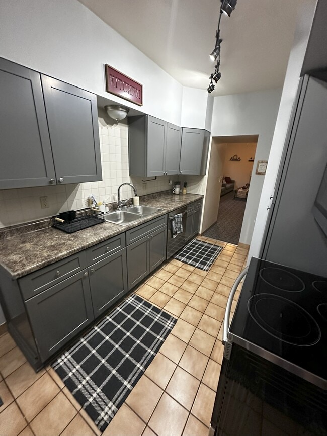 Building Photo - 526 Harriet St Rental
